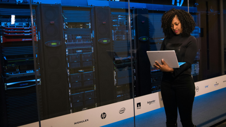 IT expert checking Dell PowerEdge vs. HP ProLiant